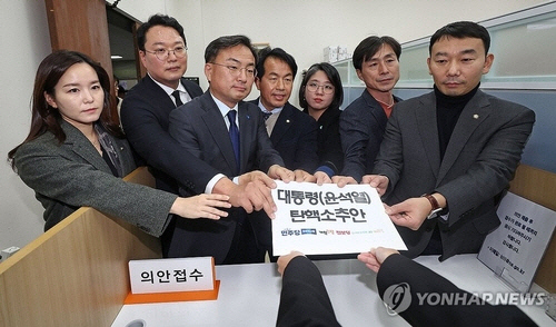 4일 서울 여의도 국회에서 개혁신당 이주영(왼쪽부터) 의원, 천하람 원내대표, 조국혁신당 신장식 의원, 진보당 윤종오 원내대표, 기본소득당 용혜인 대표, 사회민주당 한창민 대표, 더불어민주당 김용민 의원이 야6당이 공동발의한 윤석열 대통령 탄핵소추안을 제출하고 있다. [연합뉴스]